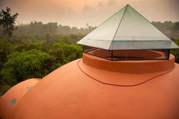 http://www.prostocomfort.com.ua/var/corporate_site/storage/images/media/images/prostocomfort_com_ua/novosti/thai_dome_home_by_steve_areen_13_527x351/366008-1-rus-RU/thai_dome_home_by_steve_areen_13_527x351_reference.jpg