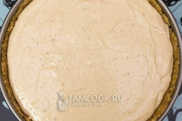 Переложить творожную массу в форму