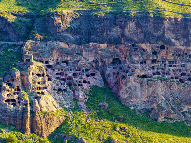 Вардзиа: пещерный монастырь-крепость на охране рубежей древней Грузии. | Фото: kartvelitours.com.