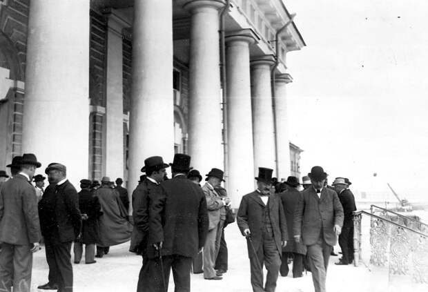Март 1906. Группы избирателей на лестнице Фондовой биржи, где происходят выборы выборщиков в Первую Государственную думу Март 1906. Группы избирателей на лестнице Фондовой биржи, где происходят выборы выборщиков в Первую Государственную думу