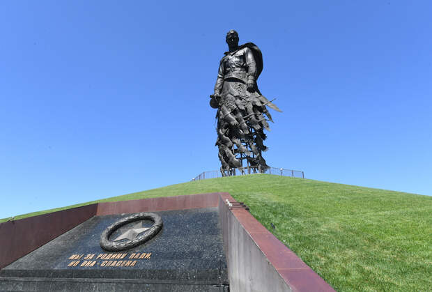 Невзоров о Ржевском мемориале — «Мулен Руж» и «солдат в рваной юбке»