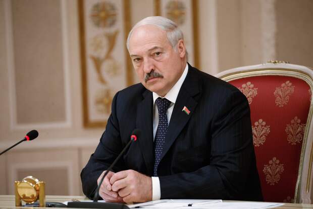 Зеленскому пора научиться вести себя дипломатично - Лукашенко