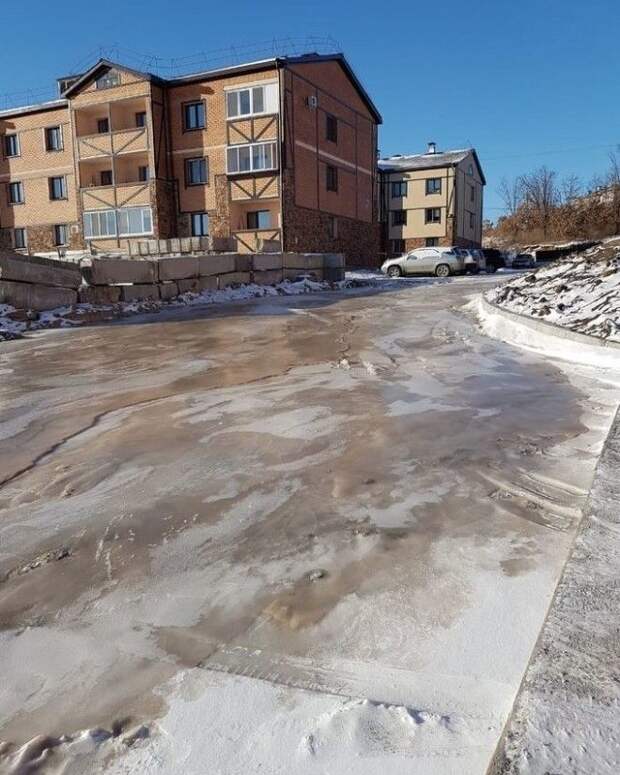 В Амурской области детишки весело катаются на замерзшей речке из дерьма В Амурской области детишки весело катаются на замерзшей речке из дерьма
