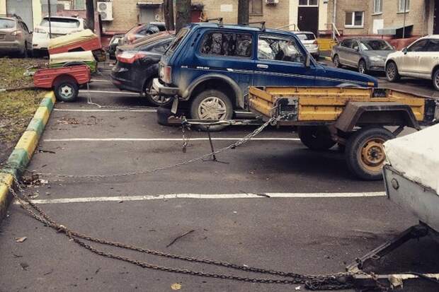 Новый способ «бронирования» парковочного места в московских дворах (3 фото)