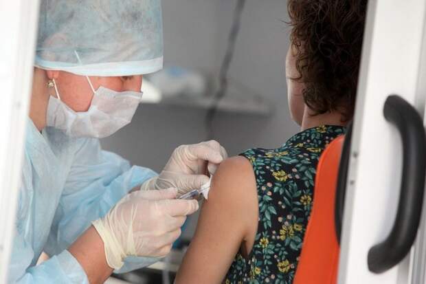 Собянин: москвичи старше 60 лет с 28 декабря смогут записаться на прививку от COVID-19