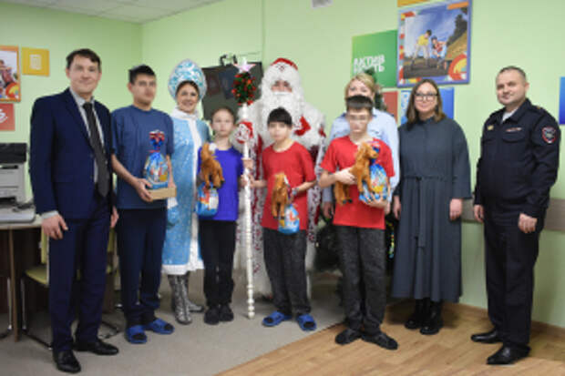 В Чувашии «Полицейский Дед Мороз» и общественники навестили воспитанников Центра временного содержания несовершеннолетних правонарушителей МВД по региону