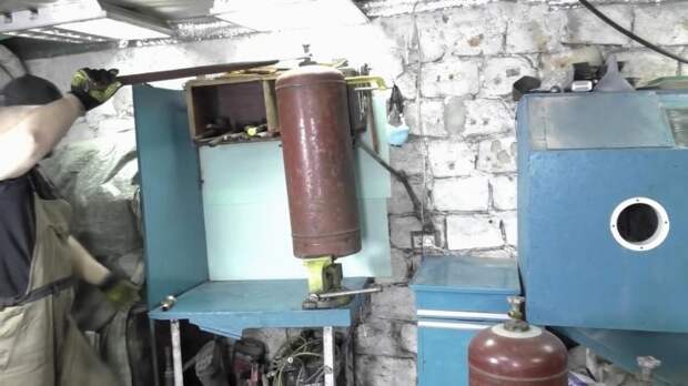 Отопительная батарея на дровах из газовых баллонов