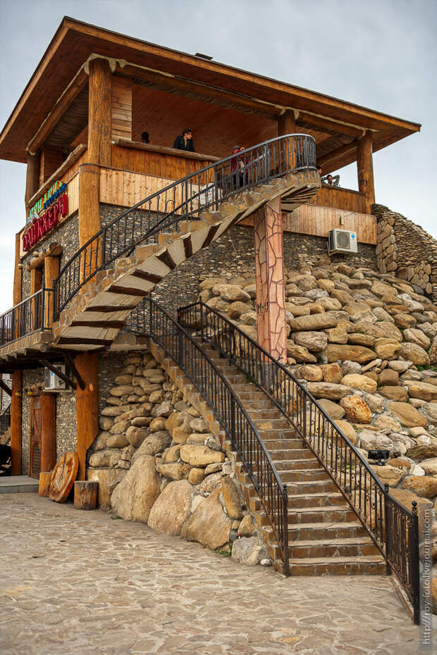 На ресторан можно подняться по этой лесенке и полюбоваться видами. грозный, прогулка, чечня