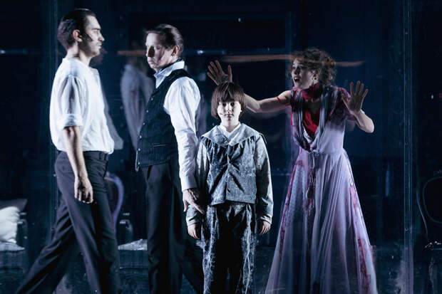 Сцена из спектакля «Каренина»