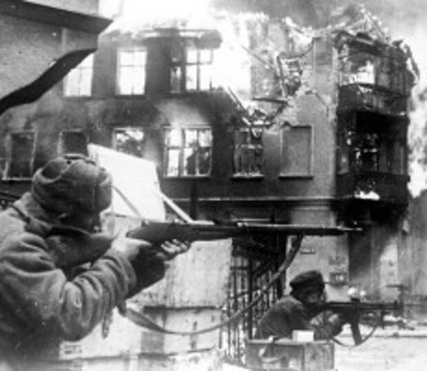 Бойцы 3-го Белорусского фронта в уличном бою в Кенигсберге Восточная Пруссия. Германия. Апрель 1945 г.  Фото: Н. Фиников РГАКФД Арх. № 4-29960