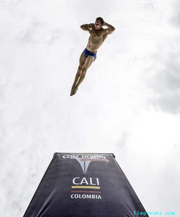 Чешский спортсмен Михал Навратил нырнул с 27-метровой платформы во время квалификационного финального этапа Red Bull Cliff Diving World Series в городе Кали, Колумбия.