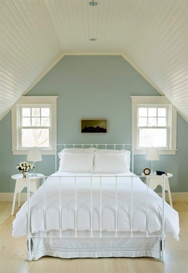 Светло-голубая спальня от Aquidneck Properties.