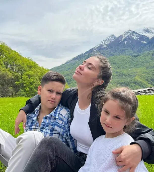 Агата Муцениеце с детьми