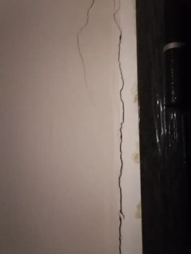 В доме появилась трещина. Трещина в двери. Трещины в квартире. Появилась трещина в стене квартиры. Трещина на стене после землетрясения.