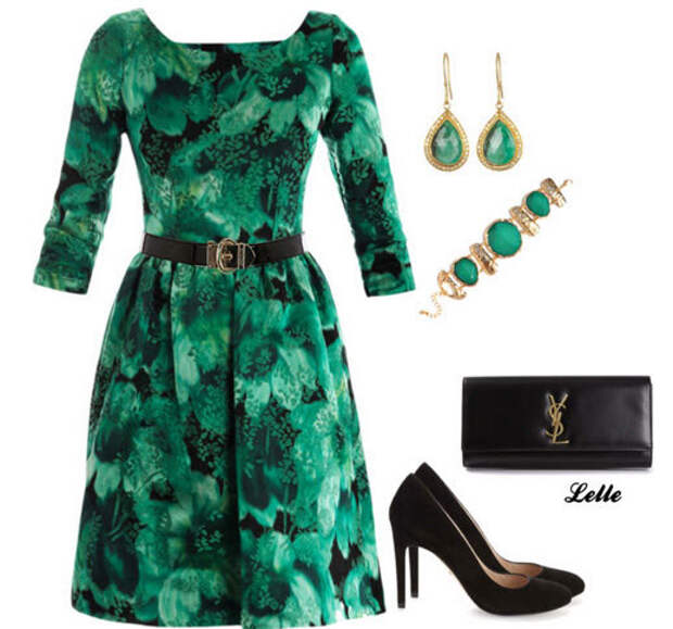 Платье с зелеными бусами
