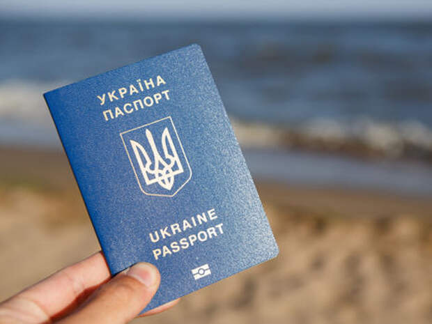 Севастополец пришёл голосовать с украинским паспортом