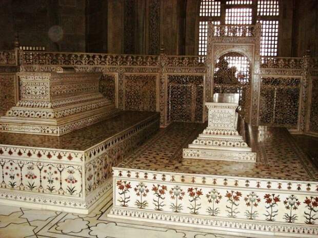 Два символических мраморных надгробия установлены в центральном зале мавзолея (Тадж-Махал, Индия). | Фото: interestingengineering.com.
