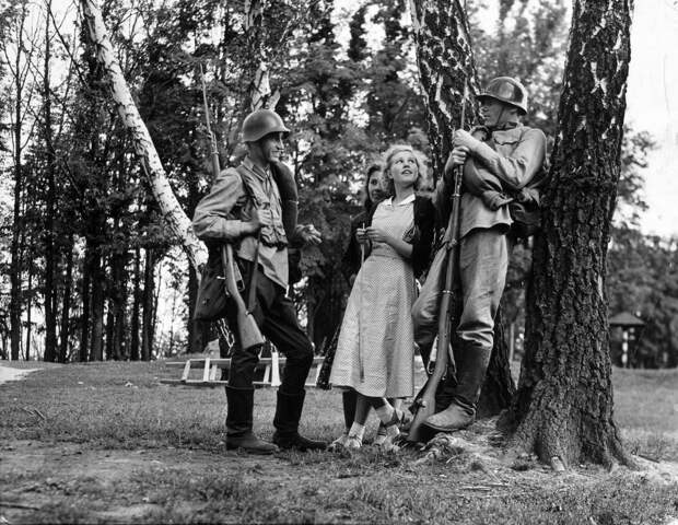 17Актриса Любовь Орлова в перерыве между сьёмками фильма. 17Актриса Любовь Орлова в перерыве между сьёмками фильма.