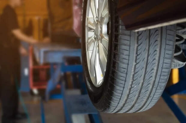 Автоэксперт Погуляев рассказал, чем грозит езда на зимней резине весной