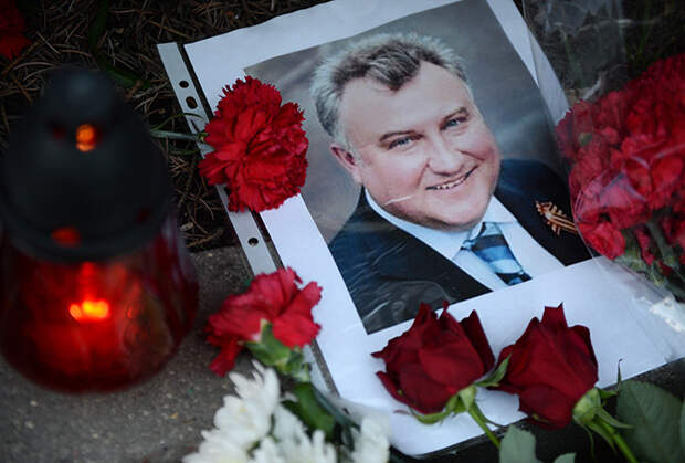 Цветы и свечи у посольства Украины в Москве в память об убитом экс-депутате Партии регионов Олеге Калашникове