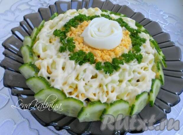 Украсить замечательный и вкусный салат "Нежность" с черносливом огурчиком, яйцами и зеленью. Салат готов, можно удивлять и радовать своих родных и гостей!