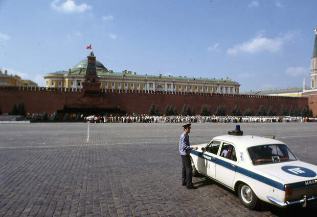 Была и такая раскраска - Москва, 1985: милиция, полицейский автомобиль, полиция, ссср