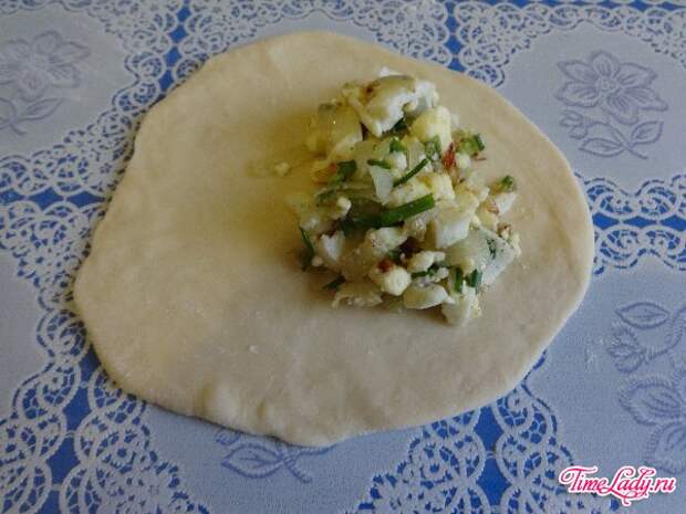Чебуреки с яйцами и луком Чебуреки с яйцами и луком