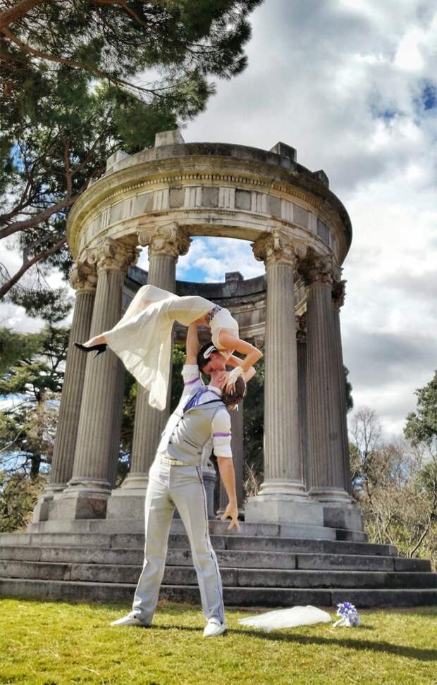 Пара акробатов поженится в 38 уголках мира за 83 дня