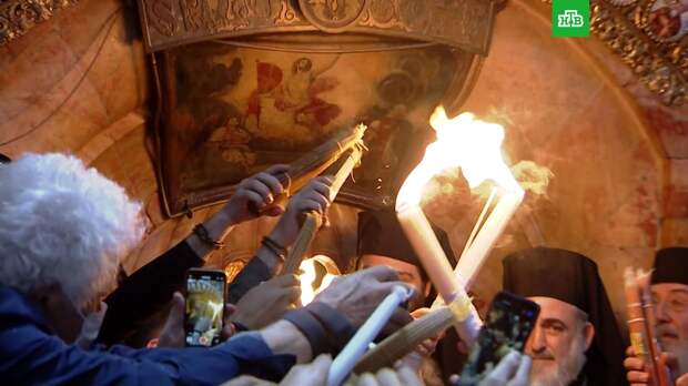 В Иерусалиме сошел Благодатный огонь: видео