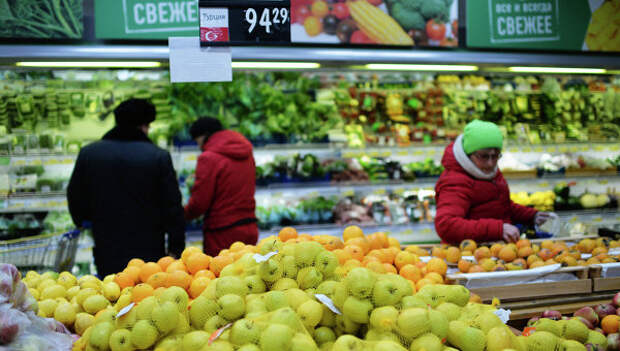 Жители Омска покупают турецкие фрукты в одном из магазинов города. Архивное фото