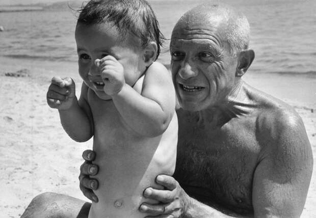 1053 Пабло Пикассо с сыном Клодом, Гольф-Жуан, 1948 год.jpg