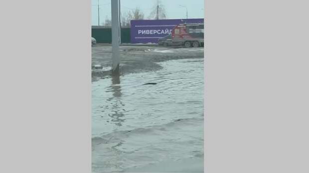 На ВИЗе дорога ушла под воду