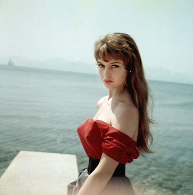 Брижит Бардо (Brigitte Bardot) в Каннах 1953