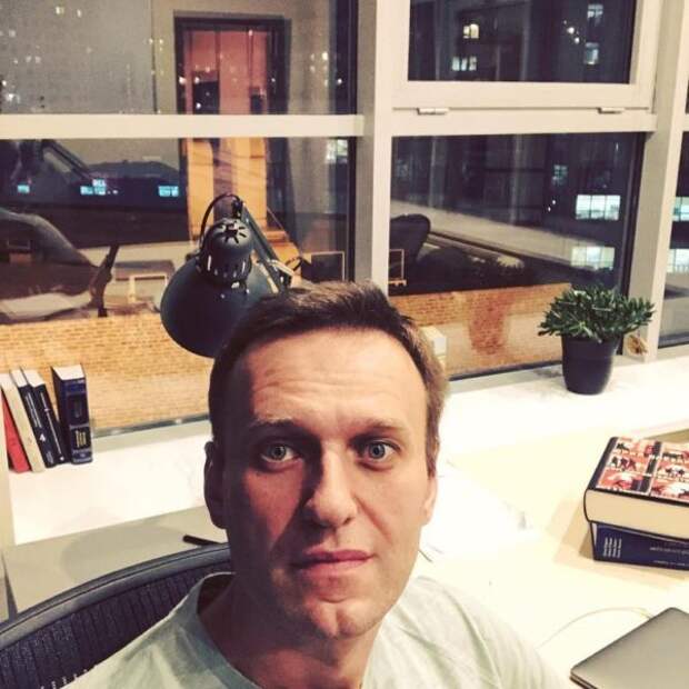 Навальный показал селфи с собственной квартиры