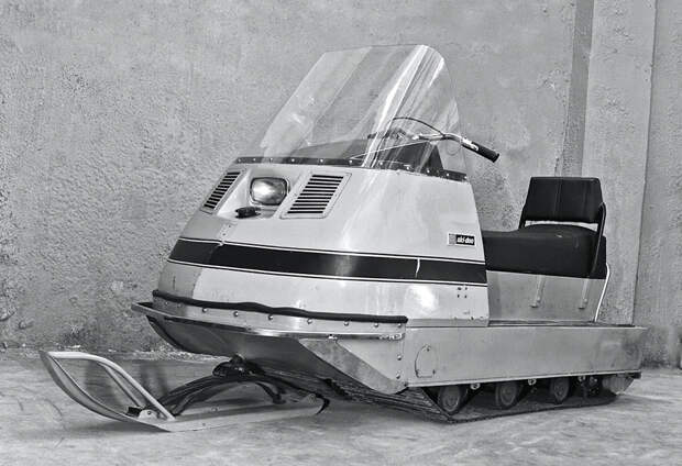 В марте 1971 года по территории Рыбинского моторного завода (РМЗ) проехали три первых опытных образца снегохода. Прототипом послужил канадский Ski-Doo Valmont 640. Двухлыжной схеме предпочли устройство «одна лыжа – две гусеницы». Гусеницы были сделаны из транспортерной ленты, мощность двигателей от мотоцикла «Иж Юпитер» была 18 лошадиных сил, а коробкой передач — четырехступенчатой.