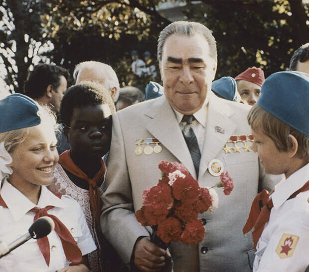 Генсек Леонид Брежнев во время посещения пионерского лагеря «Артек» в 1979 году