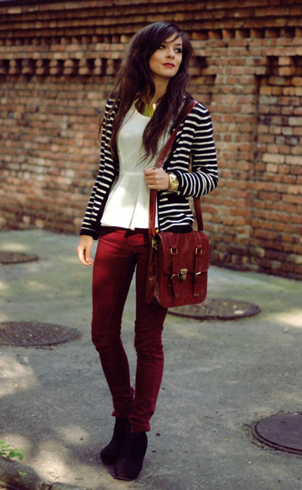 Девушка в бордовых джинсах
