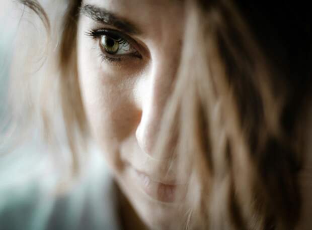 Паразиты поселились в глазу женщины и стали поедать ее роговицу