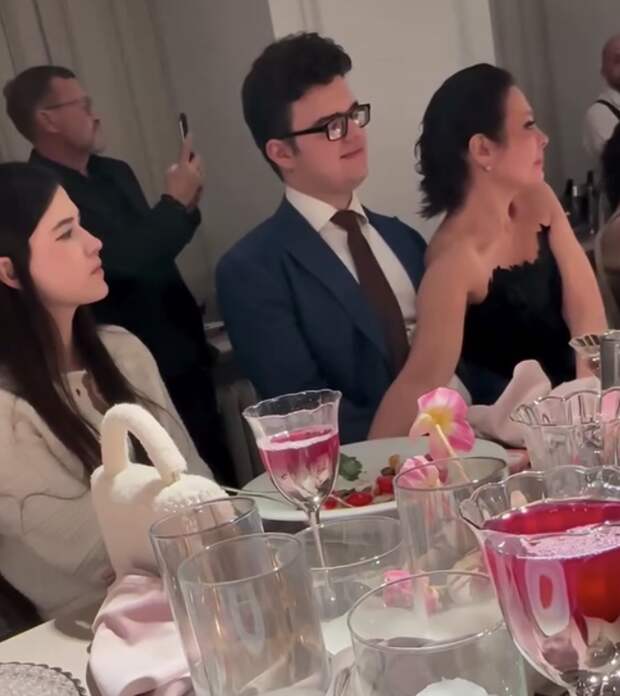 Актриса Екатерина Волкова поделилась редкими кадрами с детьми от Лимонова