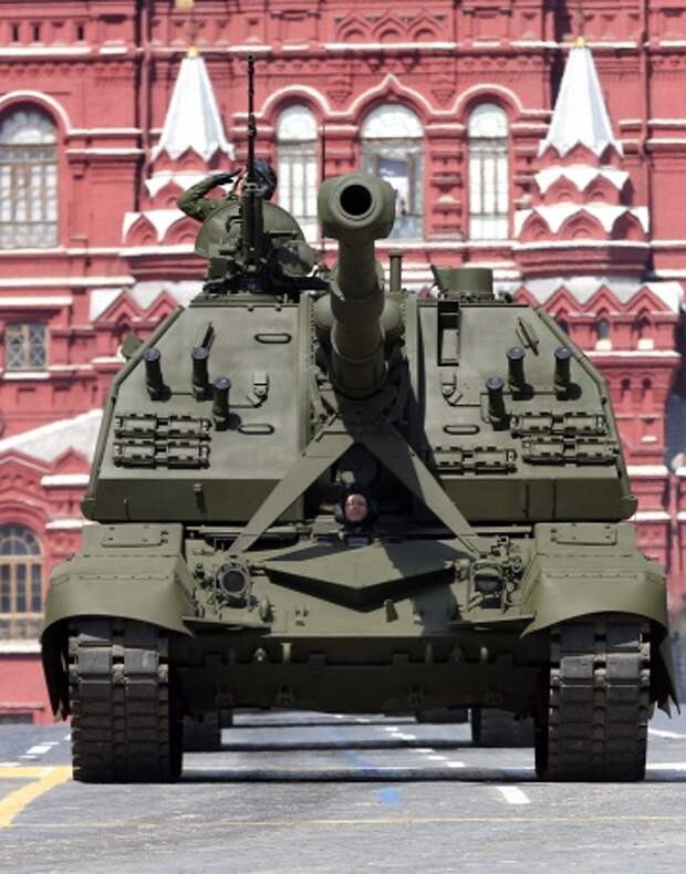 Самоходная гаубица бригадного звена 2С35 "Коалиция-СВ" калибра 152 мм. Разработана в нижегородском ЦНИИ "Буревестник". 9 мая 2015 года новая самоходная гаубица была впервые официально представлена на параде в честь 70-й годовщины Победы в Великой Отечественной войне 
