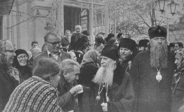 Митрополит Зиновий с паломниками