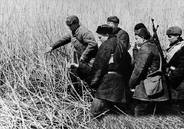 Партизаны несут своего товарища убитого в бою, 1941 год.
