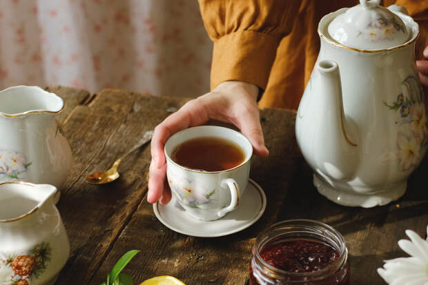 Диетолог Кованова: Крепкий чай можно пить за четыре часа до сна