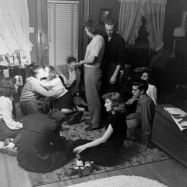 Подростки играют в поцелуи. Айова, 1947. (Судя по-всему аналог нашей "бутылочки") 20 век, история, фотографии