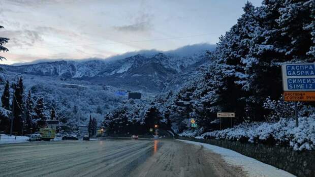В Крыму очищено более 1500 км дорожного покрытия от снега