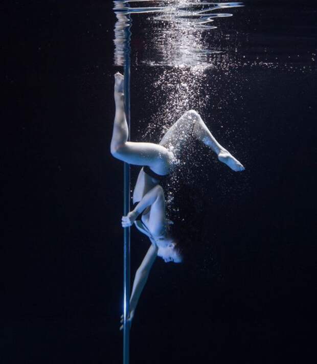 Танцовщиц на пилоне, которые задержали дыхание и приняли соблазнительные позы под водой пилон, под водой