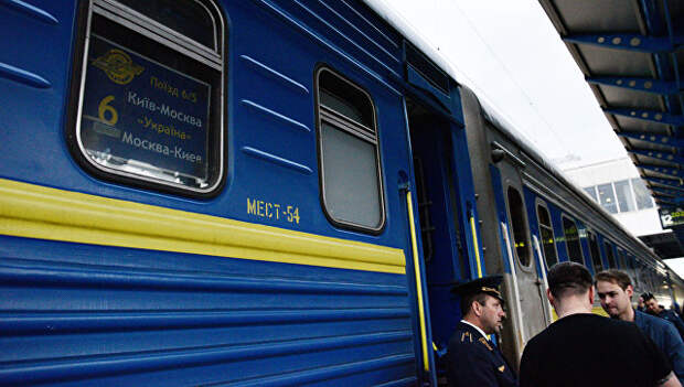 Поезд Киев-Москва на перроне Центрального железнодорожного вокзала в Киеве