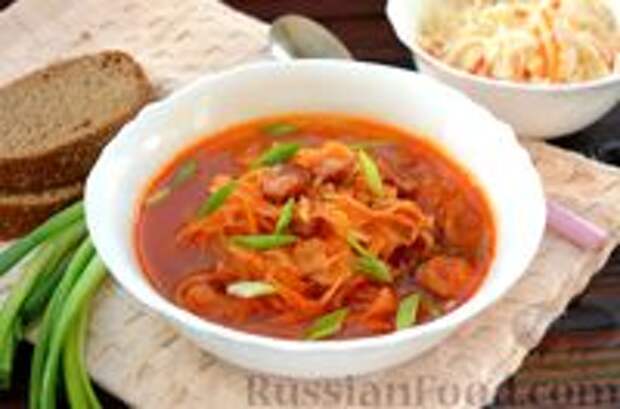 Фото к рецепту: Томатный суп с квашеной капустой и копчёными колбасками