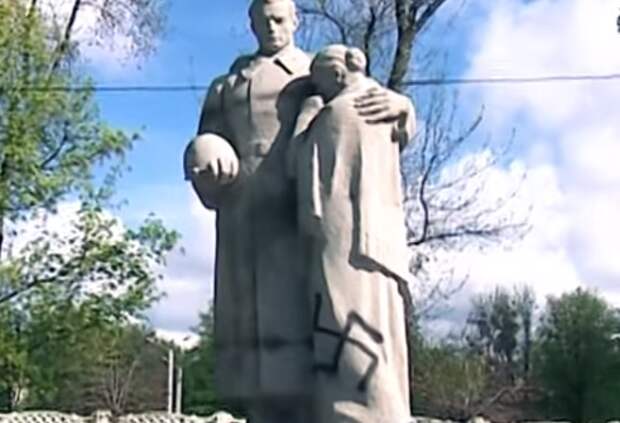 Вандалы осквернили свастикой братскую могилу в Харькове