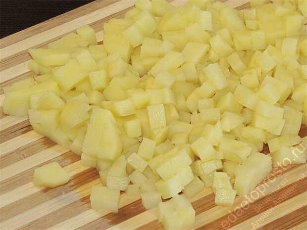 Картофель нарезать мелкими кубиками. пошаговое фото этапа приготовления блюда манты